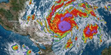 El huracán Eta se debilita a tormenta tropical a su paso por Honduras