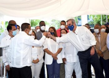 Abinader entrega recursos por más de RD$18 millones a pequeños y medianos empresarios de SFM