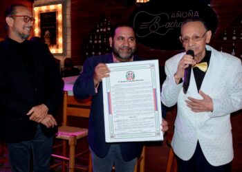El Senado de la República reconoce al bachatero Luis Segura por su 56 años de carrera musical