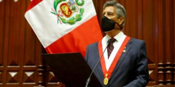 Francisco Sagasti jura como presidente interino de Perú
