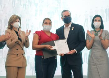 Presidente Abinader entrega acreditación de afiliación del Régimen Subsidiado al ciudadano 2 millones