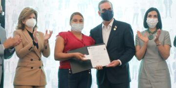 Presidente Abinader entrega acreditación de afiliación del Régimen Subsidiado al ciudadano 2 millones