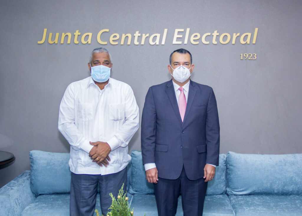 El Presidente de la JCE, Román Jáquez Liranzo recibió en su despacho a Marcos Cruz, presidente del Tribunal Superior Electoral.