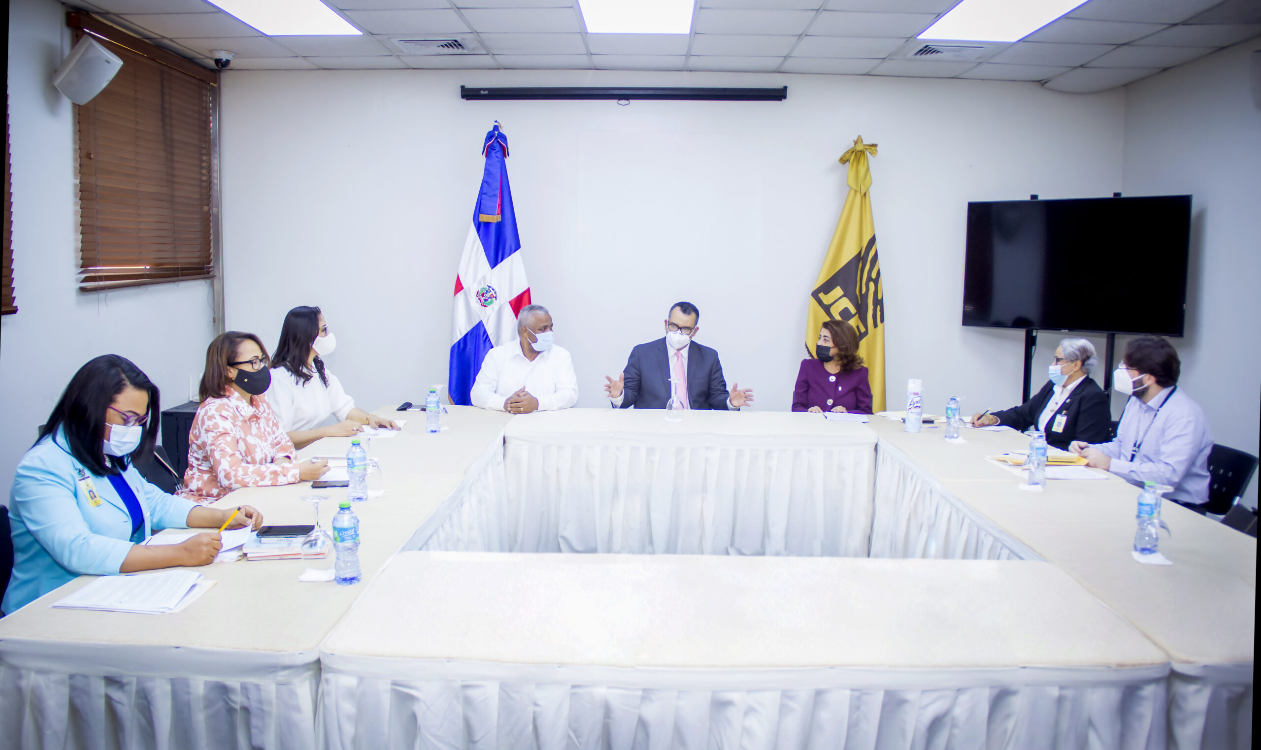 Román Jáquez, Marcos Cruz y Dolores Fernández encabezaron la reunión de trabajo con la comisión.