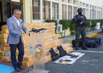 Autoridades ocupan más de una tonelada de presumiblemente cocaina, armas y pertrechos militares en Puerto Caucedo