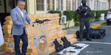 Autoridades ocupan más de una tonelada de presumiblemente cocaina, armas y pertrechos militares en Puerto Caucedo