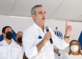 Presidente Abinader anuncia 1600 viviendas para Azua y entrega centro de aislamiento para pacientes de Covid-19