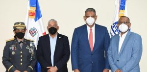 Los policías no pagarán pasaje en las guaguas de la OMSA, el Metro ni el Teleférico