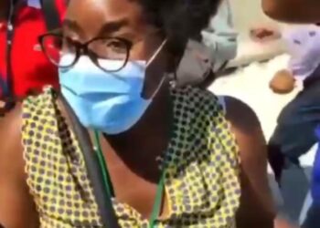 Seguridad Presidencial arresta hombre sospechoso de robar a periodista durante acto en Azúa.