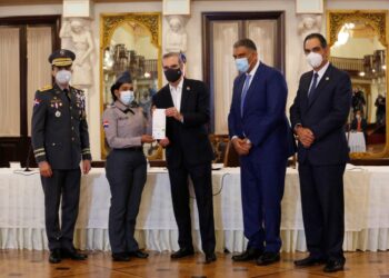 Abinader incorpora a todos los policías en el plan Premium de Senasa