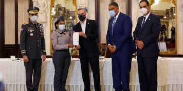 Abinader incorpora a todos los policías en el plan Premium de Senasa