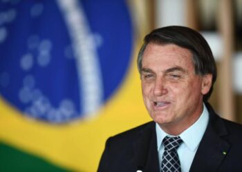 Bolsonaro anuncia eliminación de impuesto para importar pistolas y revólveres