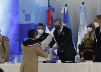Presidente encabeza investidura de 2,400 militares  y exhorta  a trabajar juntos