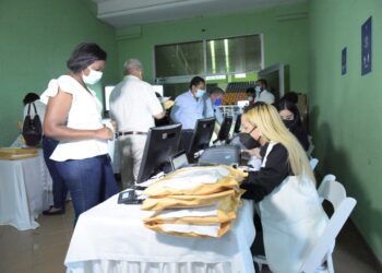 Ministerio de Educación recibe 373 y cierra licitación  para reparación de escuela