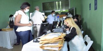 Ministerio de Educación recibe 373 y cierra licitación  para reparación de escuela