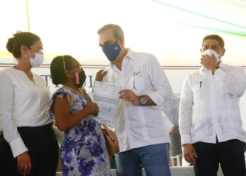 Presidente Abinader entrega más de 2,500 títulos definitivos a parceleros de Reforma Agraria en Azua