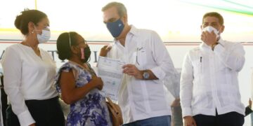 Presidente Abinader entrega más de 2,500 títulos definitivos a parceleros de Reforma Agraria en Azua