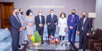 La JCE recibe visita de una delegación de la Conferencia del Episcopado Dominicano