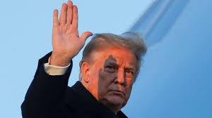 Donald Trump firma ayuda por 900,000 millones dólares