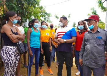 Sandro Sánchez canaliza ayuda a familias afectadas durante incendios registrados en Los Alcarrizos