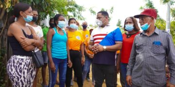 Sandro Sánchez canaliza ayuda a familias afectadas durante incendios registrados en Los Alcarrizos