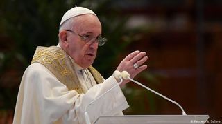 El papa Francisco establece que mujeres puedan dar la comunión y leer palabra de Dios