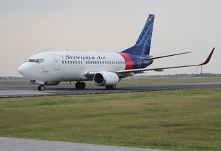 Encuentran restos avión cayó con 62 personas en Indonesia