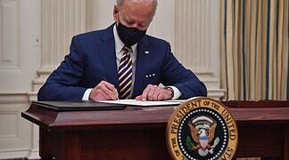 Los países que Biden reimpondrá restricciones a viajes por el covid-19