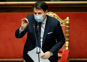 Primer ministro italiano presenta dimisión y el presidente inicia consultas