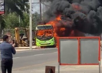 OMSA informa sobre incendio de autobús en Santiago; ocupantes salieron ilesos
