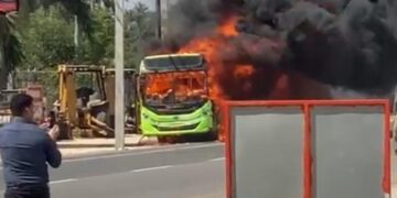 OMSA informa sobre incendio de autobús en Santiago; ocupantes salieron ilesos