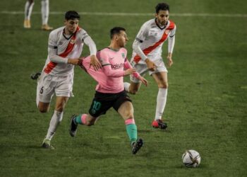 Messi regresa y anota en el triunfo del Barcelona ante el Rayo Vallecano
