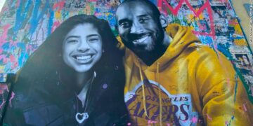 Fanáticos recuerdan a Kobe Bryant y a su hija Gianna