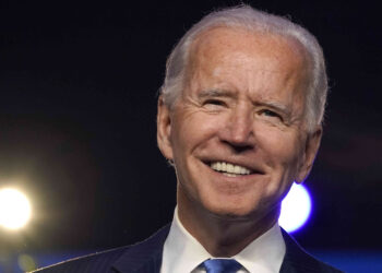 Biden levanta la prohibición de personas transgénero en el Ejército