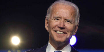 Biden levanta la prohibición de personas transgénero en el Ejército