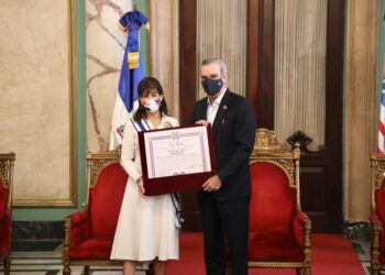 Presidente Abinader otorga la Orden al mérito de Duarte, Sánchez y Mella a embajadora de EE.UU.