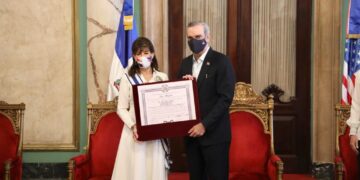 Presidente Abinader otorga la Orden al mérito de Duarte, Sánchez y Mella a embajadora de EE.UU.