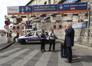 En Paris, hombre mata a dos mujeres en una posible venganza por su situación laboral