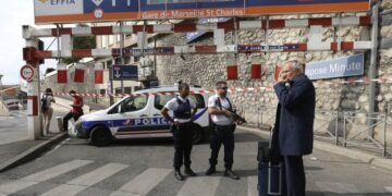 En Paris, hombre mata a dos mujeres en una posible venganza por su situación laboral