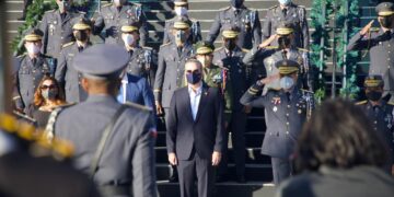 Abinader pasa revista a trabajos de la Policía Nacional