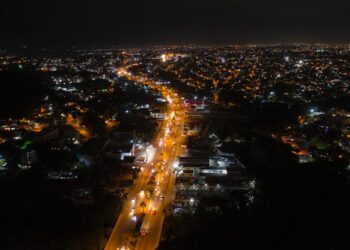 Alcaldía de SDN ilumina sectores con su unidad de electrificación