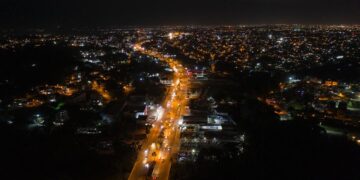 Alcaldía de SDN ilumina sectores con su unidad de electrificación