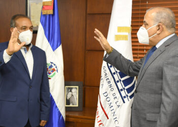 Ministro de Salud juramenta nuevo representante del MSP ante la Cruz Roja