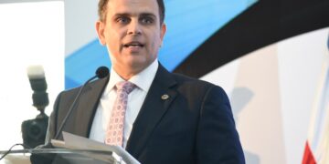 Ministro de Hacienda aclara: Gobierno nunca ha contemplado un impuesto a las remesas