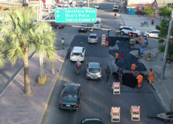 Obras Públicas y Alcaldía de SDN realizan bacheos en principales avenidas