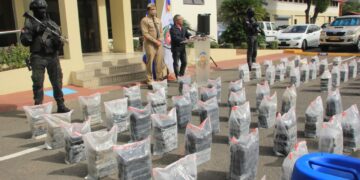 En operativos autoridades interceptan dos lanchas con más de 450 paquetes presumiblemente cocaína