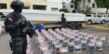 Autoridades ocupan 456 paquetes presumiblemente de cocaína en costas de SPM