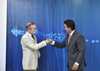 Arnaud recibe visita de cortesía del embajador de Francia en la República Dominicana
