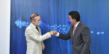 Arnaud recibe visita de cortesía del embajador de Francia en la República Dominicana