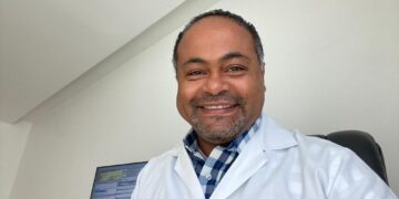 Doctor Asmín Aquino propone colocar pulsera a personas sean vacunadas contra covid-19